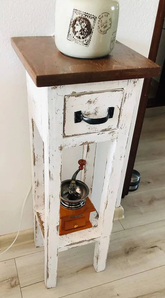 Vintage stolík so šuflíkom
