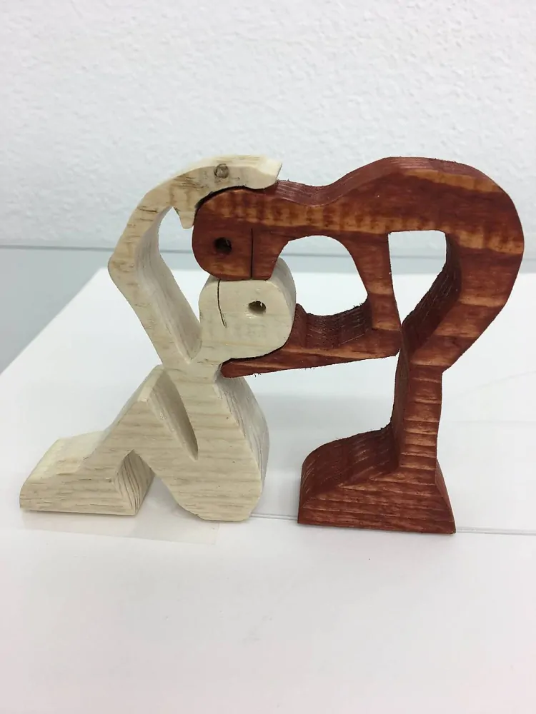 Zaľúbené drevené postavičky