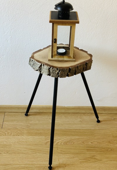 Odkladací stolík orechový