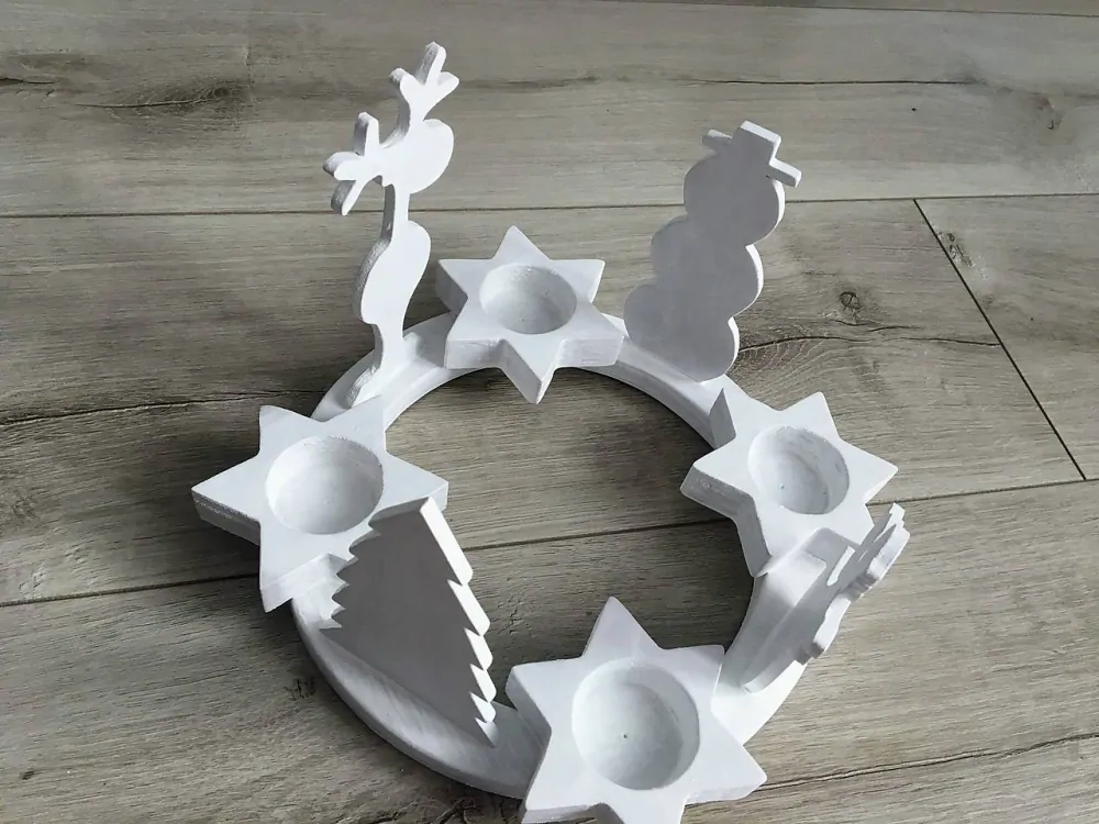 Adventný veniec s postavičkami