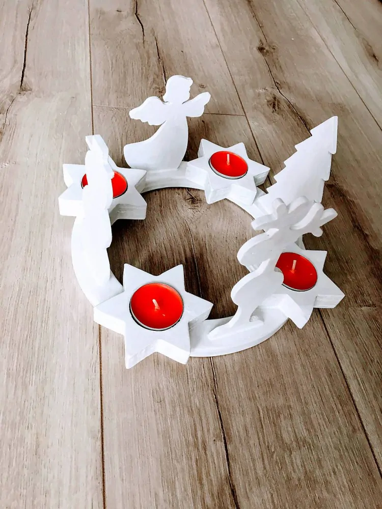 Adventný veniec s postavičkami